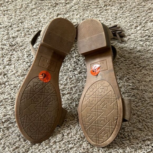 Rack and Candy suede tan sandals - Picture 3 of 3